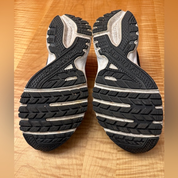 Brooks Women’s Launch Black and White Running Shoes. Size 7 - Picture 2 of 5